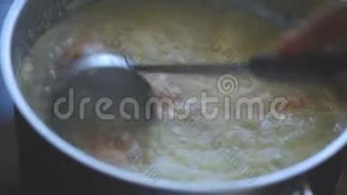 火锅里用虾煮米饭